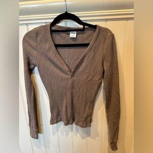 ARITZIA TNA Ladies Women’s Size Extra Small Brown Waffle V-Neck Cardigan…